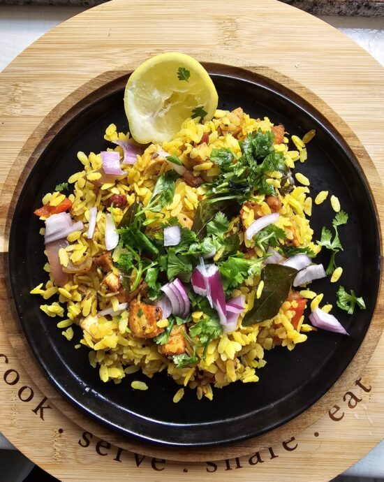 Step-by-step preparation of poha with onions and capsicum in a frying pan