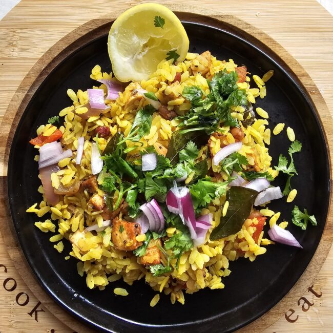 Step-by-step preparation of poha with onions and capsicum in a frying pan